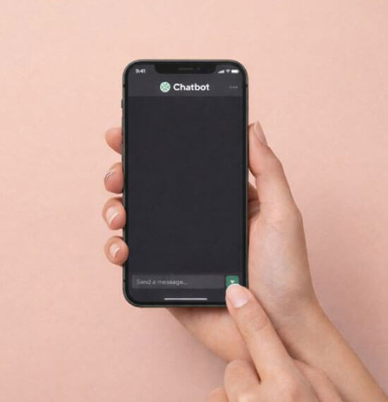 Celular con chatbot de acompañamiento